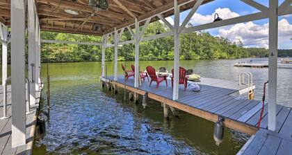 Relax with the family - hot tub w/ lake view, fire pit, kayaks, king beds