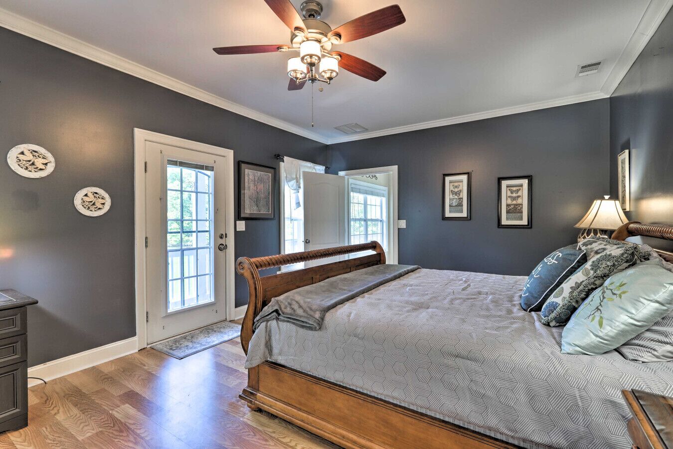 5 bedrooms, desk, iron/ironing board, travel crib