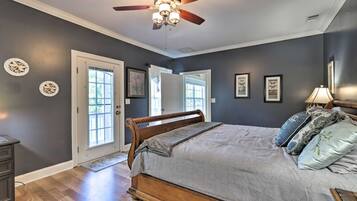 5 bedrooms, desk, iron/ironing board, travel crib