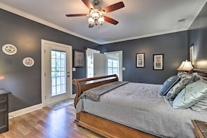 5 bedrooms, desk, iron/ironing board, travel cot