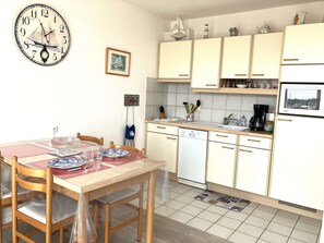 Refrigerador, lavavajillas, tostadora, utensilios de cocina