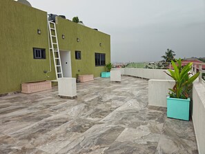 Terrace/patio - Cozy 2-bedroom Studio Apartment in Abelenkpe (Accra)