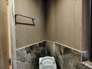 Regadera y papel de baño 