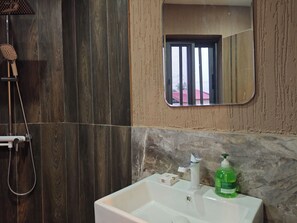 Regadera y papel de baño 