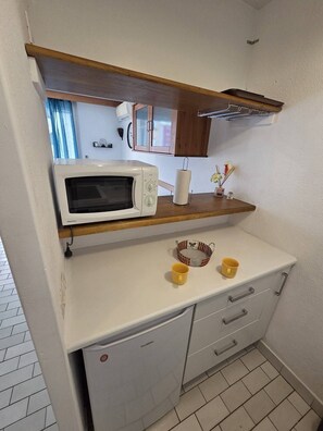 Kühlschrank, Mikrowelle, Kochgeschirr/Geschirr/Besteck