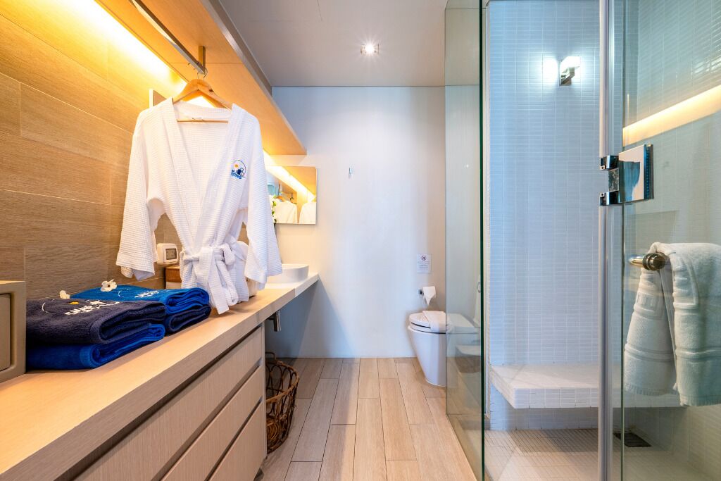 Haartrockner, Handtücher, Seife, Toilettenpapier
