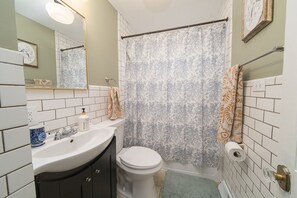 Toallas, jabón y papel higiénico