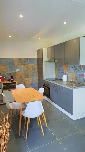 Microwave, oven, stovetop - Modern, self-contained furnished apartment with private entrance, terrace and garden. (Kourou)