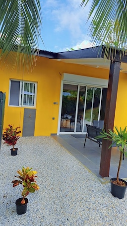 Terrasse/Patio. Emma moderne suite( 2mn à pied de la plage).