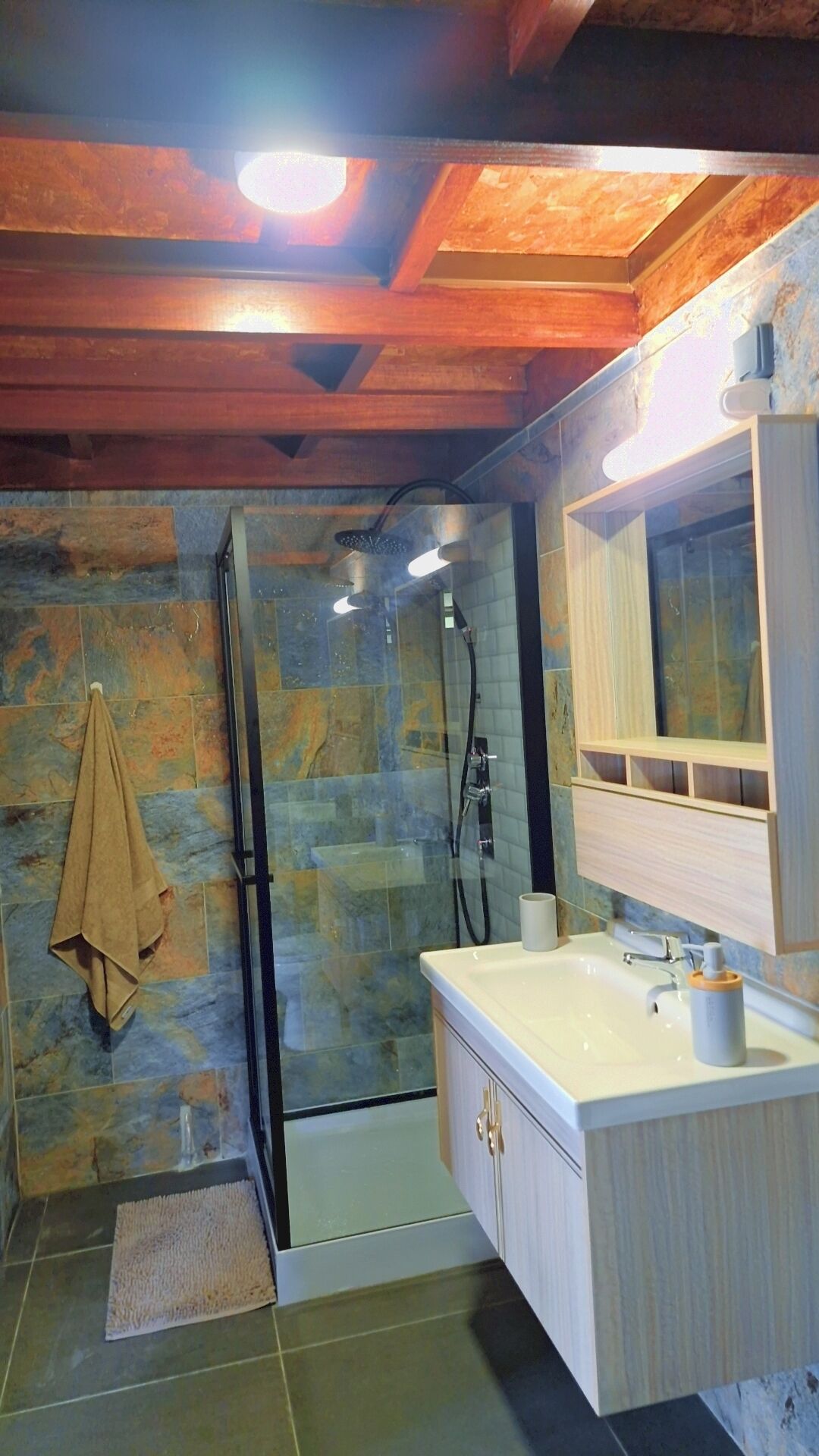Dusche, Handtücher, Seife, Toilettenpapier