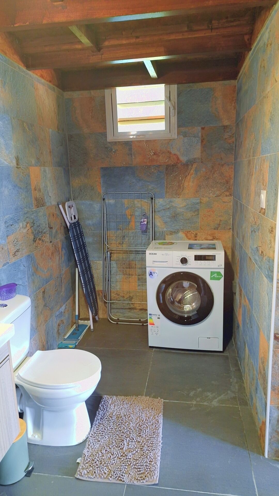 シャワー、タオル、石鹸、トイレットペーパー