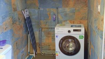 Dusj, håndklær, såpe og toalettpapir