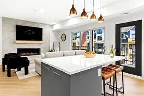 Interior - 3BR Rockies Haven. Sleeps 8 with Hot Tub, Pool and Mountain Views (Canmore)