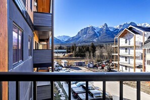Property grounds - 3BR Rockies Haven. Sleeps 8 with Hot Tub, Pool and Mountain Views (Canmore)
