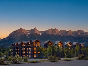 Exterior - 3BR Rockies Haven. Sleeps 8 with Hot Tub, Pool and Mountain Views (Canmore)