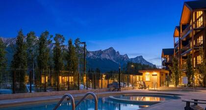 3BR Rockies Haven. Sleeps 8 with Hot Tub, Pool and Mountain Views