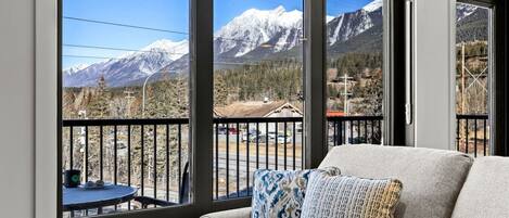 Televisión y chimenea