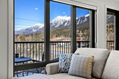 3BR Rockies Haven. Sleeps 8 with Hot Tub, Pool and Mountain Views