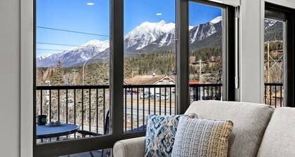 3BR Rockies Haven. Sleeps 8 with Hot Tub, Pool and Mountain Views
