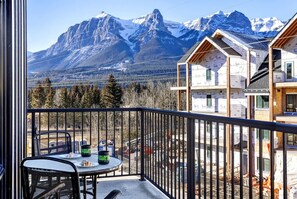Outdoor dining - 3BR Rockies Haven. Sleeps 8 with Hot Tub, Pool and Mountain Views (Canmore)