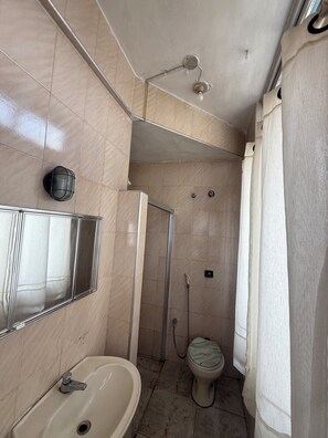 Regadera, secadora de cabello, bidet, toallas 