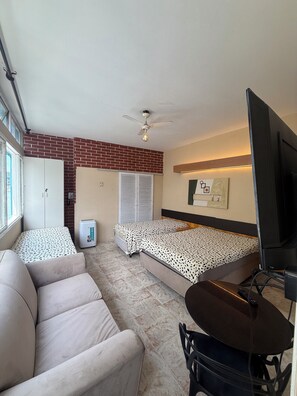 Tabla de planchar con plancha y ropa de cama 