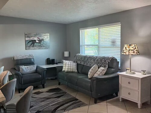 Tranquil 3-bedroom house on canal, great patio, dock with AC in charming Hudson