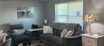 Tranquil 3-bedroom house on canal, great patio, dock with AC in charming Hudson