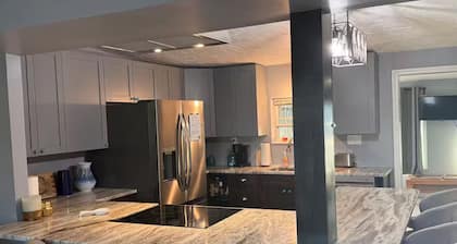 Tranquil 3-bedroom house on canal, great patio, dock with AC in charming Hudson