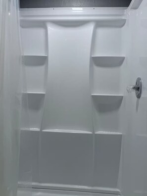 Haartrockner, Handtücher, Seife, Toilettenpapier
