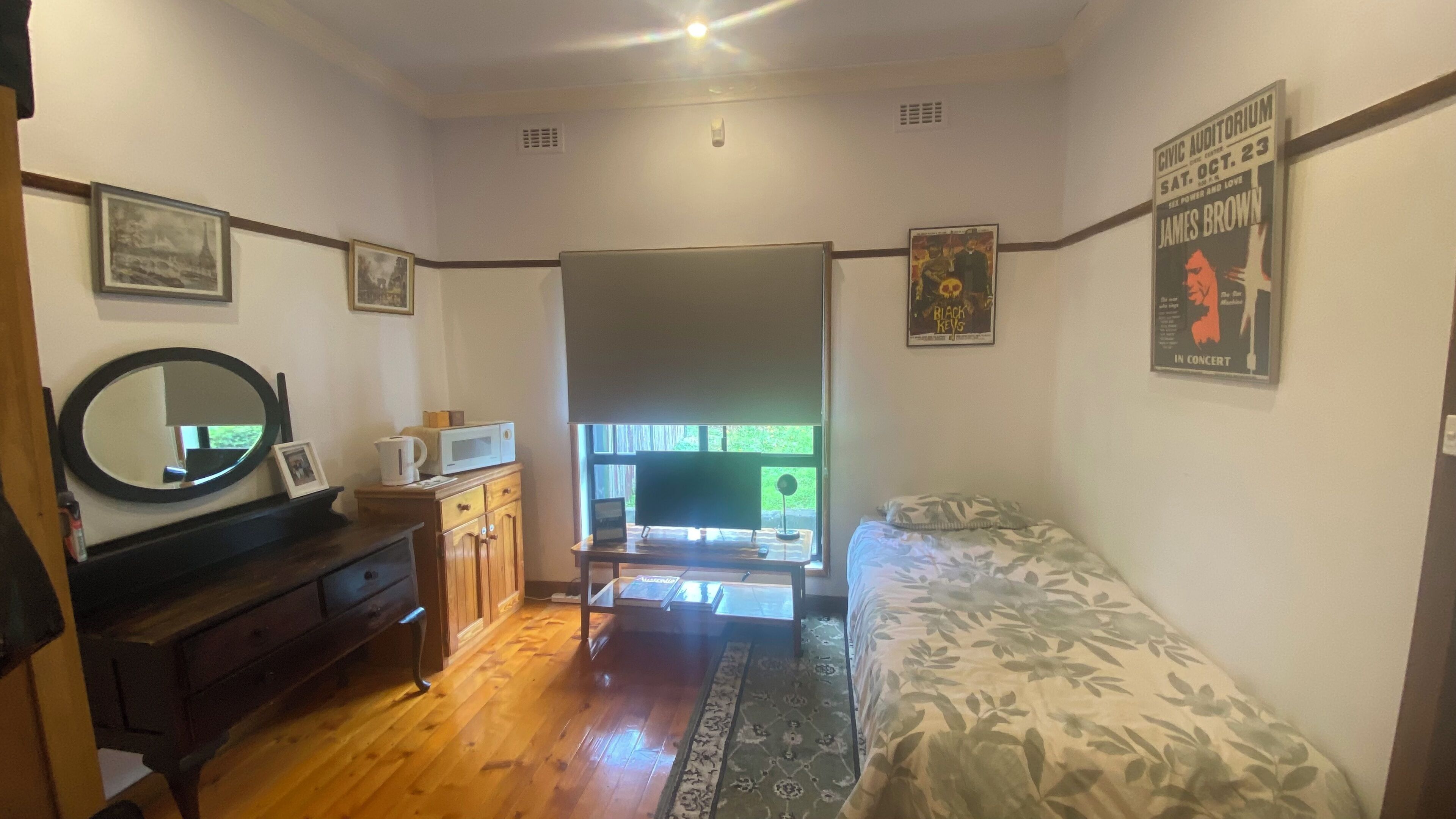 Een strijkplank/strijkijzer, wifi, beddengoed