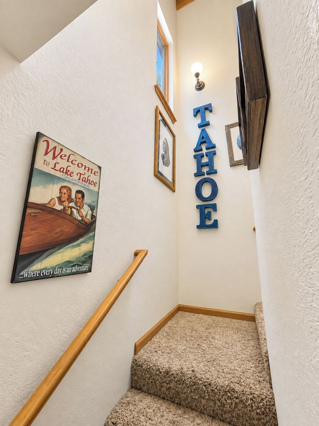 Un escalier avec une plateforme recouverte de moquette et un mur orné d’une pancarte accueillant les visiteurs à Lake Tahoe.