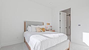 2 bedrooms, desk, iron/ironing board, WiFi