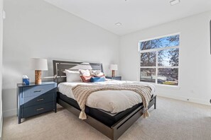 2 bedrooms, desk, iron/ironing board, WiFi