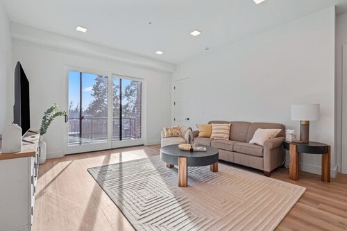 Serengeti Suite – Luxury Downtown Eagle Condo • Sleeps 8 • King Suite • Secure Garage Parking • Walk to Dining & Greenbelt