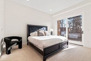 Desk, iron/ironing board, WiFi, bed sheets