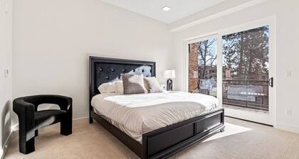 Luxury Downtown Eagle Condo • King Suite • Parking • Walk to Dining and River