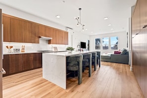 JÀÀkaappi, mikroaaltouuni, uuni, liesi