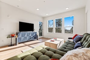 Televisio, kirjoja, työhuone