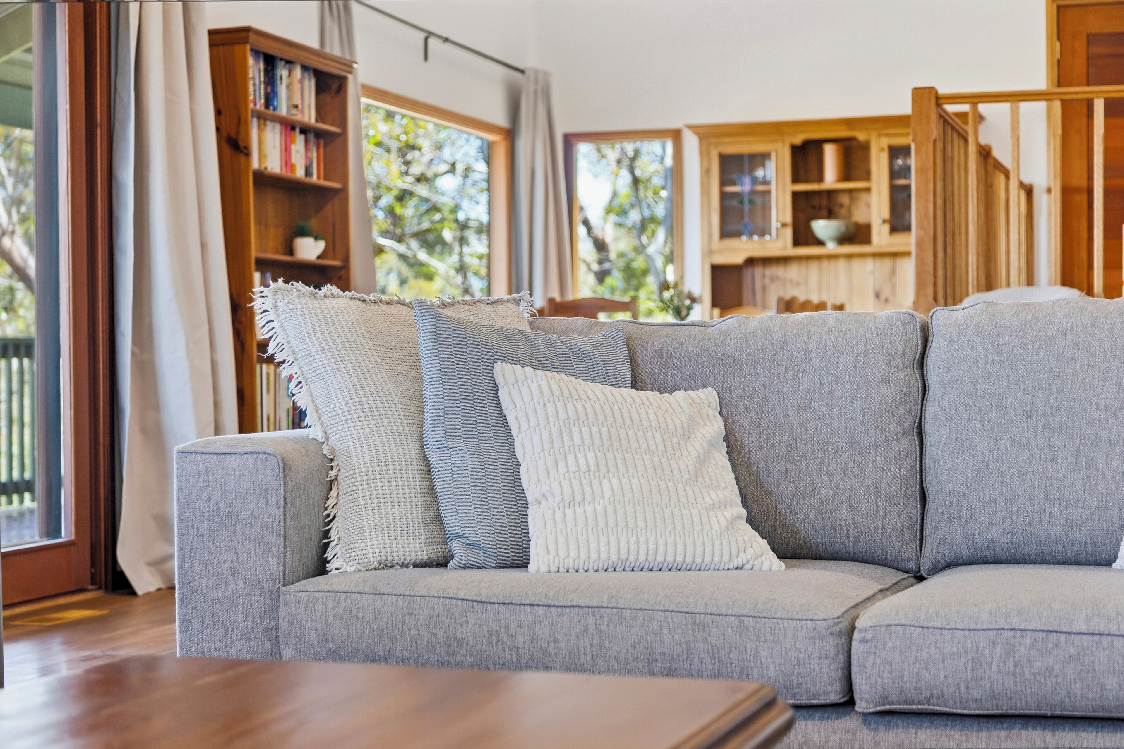 Smart TV, fireplace, books, stereo