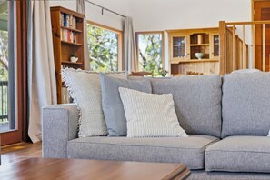 Smart-TV, peis, bøker og stereoanlegg