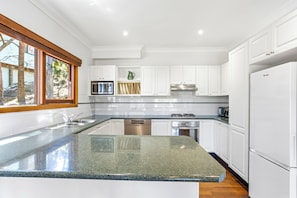 Fridge, microwave, oven, stovetop - Spacious Blue Mountains Retreat with Stunning Views (Mount Victoria)