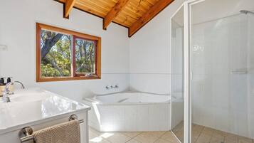 Shower, jetted bath, hair dryer, towels