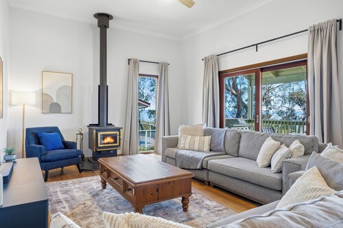 Spacious Blue Mountains Retreat with Stunning Views