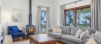 Spacious Blue Mountains Retreat with Stunning Views