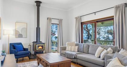 Spacious Blue Mountains Retreat with Stunning Views
