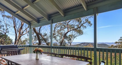 Spacious Blue Mountains Retreat with Stunning Views