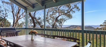 Spacious Blue Mountains Retreat with Stunning Views