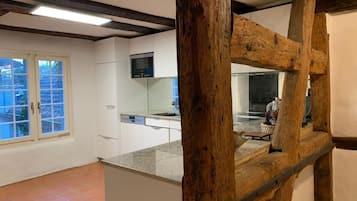 Frigorífico, microondas, horno y lavavajillas