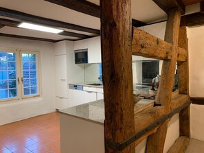 Frigorífico, microondas, horno y lavavajillas